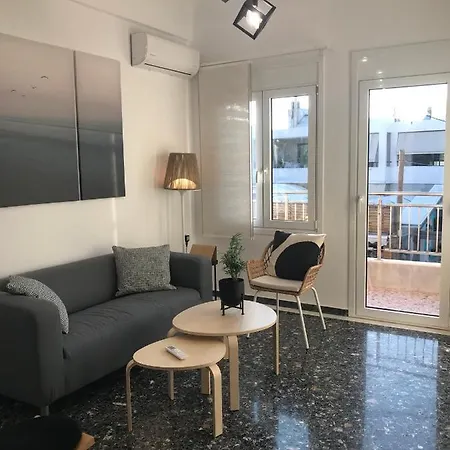 Patriko-bright 3-bedroom Vacation Home, 200m From The Beach. 別荘