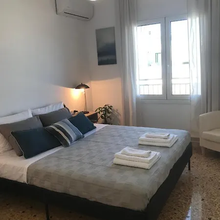 Patriko-bright 3-bedroom Vacation Home, 200m From The Beach. Feriehus