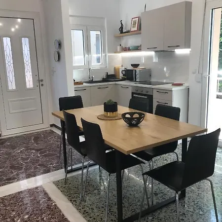 Patriko-bright 3-bedroom Vacation Home, 200m From The Beach. * Rethimno