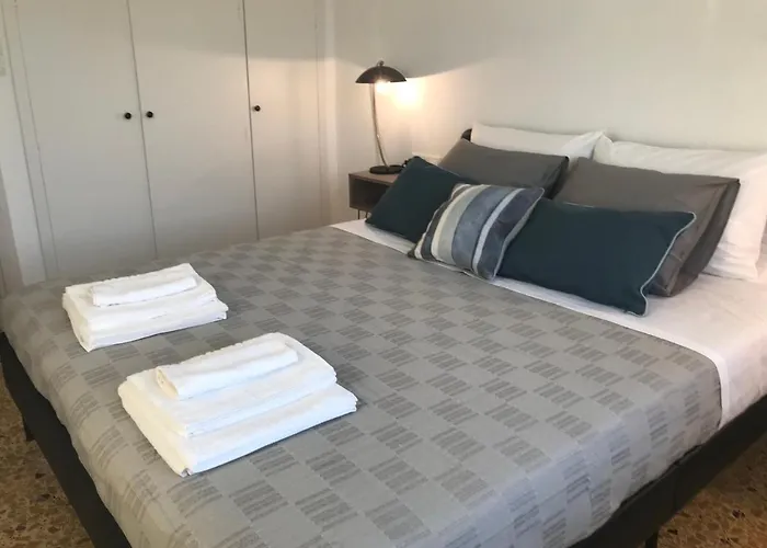 Patriko-bright 3-bedroom Vacation Home, 200m From The Beach.