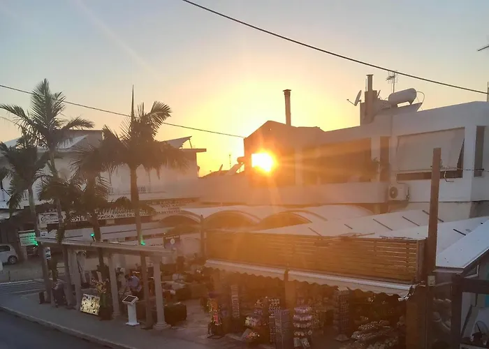 Patriko-bright 3-bedroom Vacation Home, 200m From The Beach. Dom wakacyjny Retimno