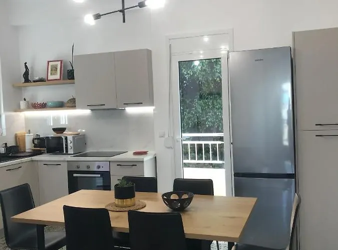 Patriko-bright 3-bedroom Vacation Home, 200m From The Beach. Dom wakacyjny Retimno