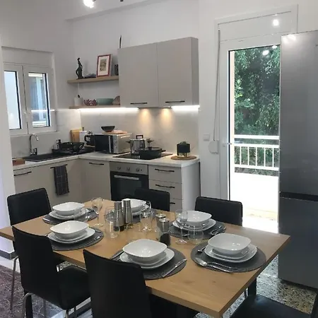 Patriko-bright 3-bedroom Vacation Home, 200m From The Beach. * Rethymno