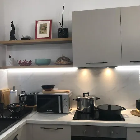 Patriko-bright 3-bedroom Vacation Home, 200m From The Beach.