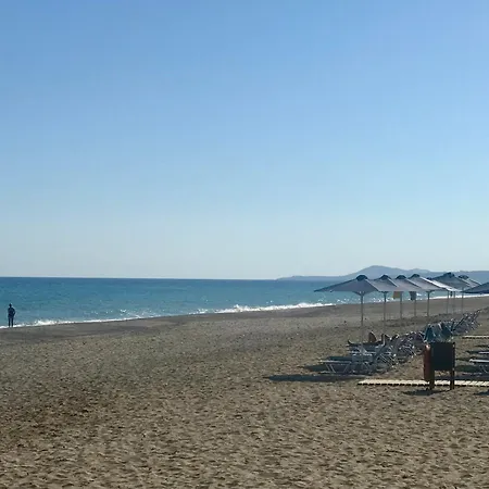 Patriko-bright 3-bedroom Vacation Home, 200m From The Beach.