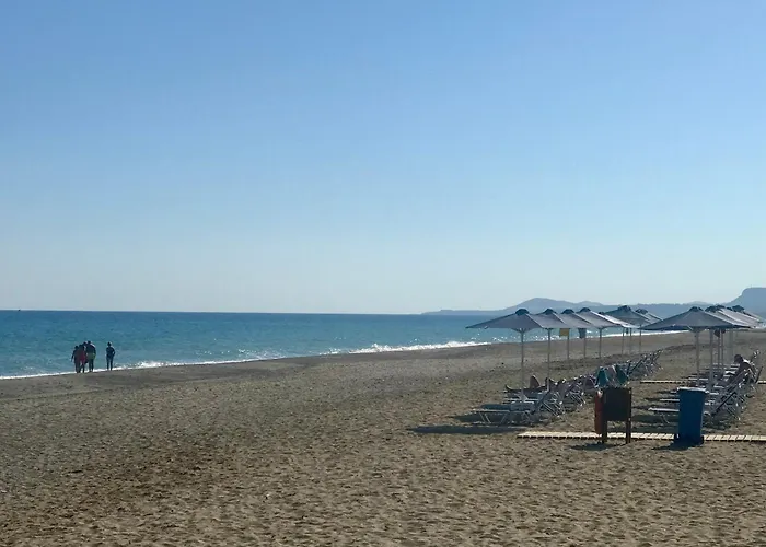 Patriko-bright 3-bedroom Vacation Home, 200m From The Beach.