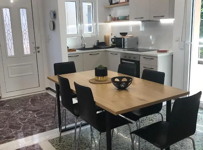 Patriko-bright 3-bedroom Vacation Home, 200m From The Beach. * Rethimno