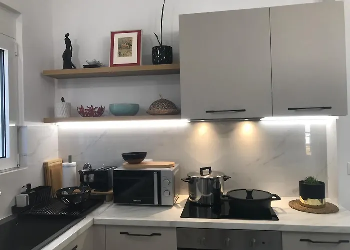 Patriko-bright 3-bedroom Vacation Home, 200m From The Beach.